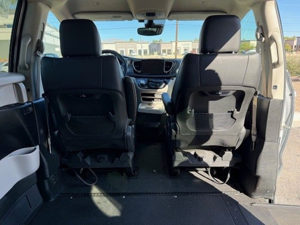 Silver Chrysler Pacifica image number 11