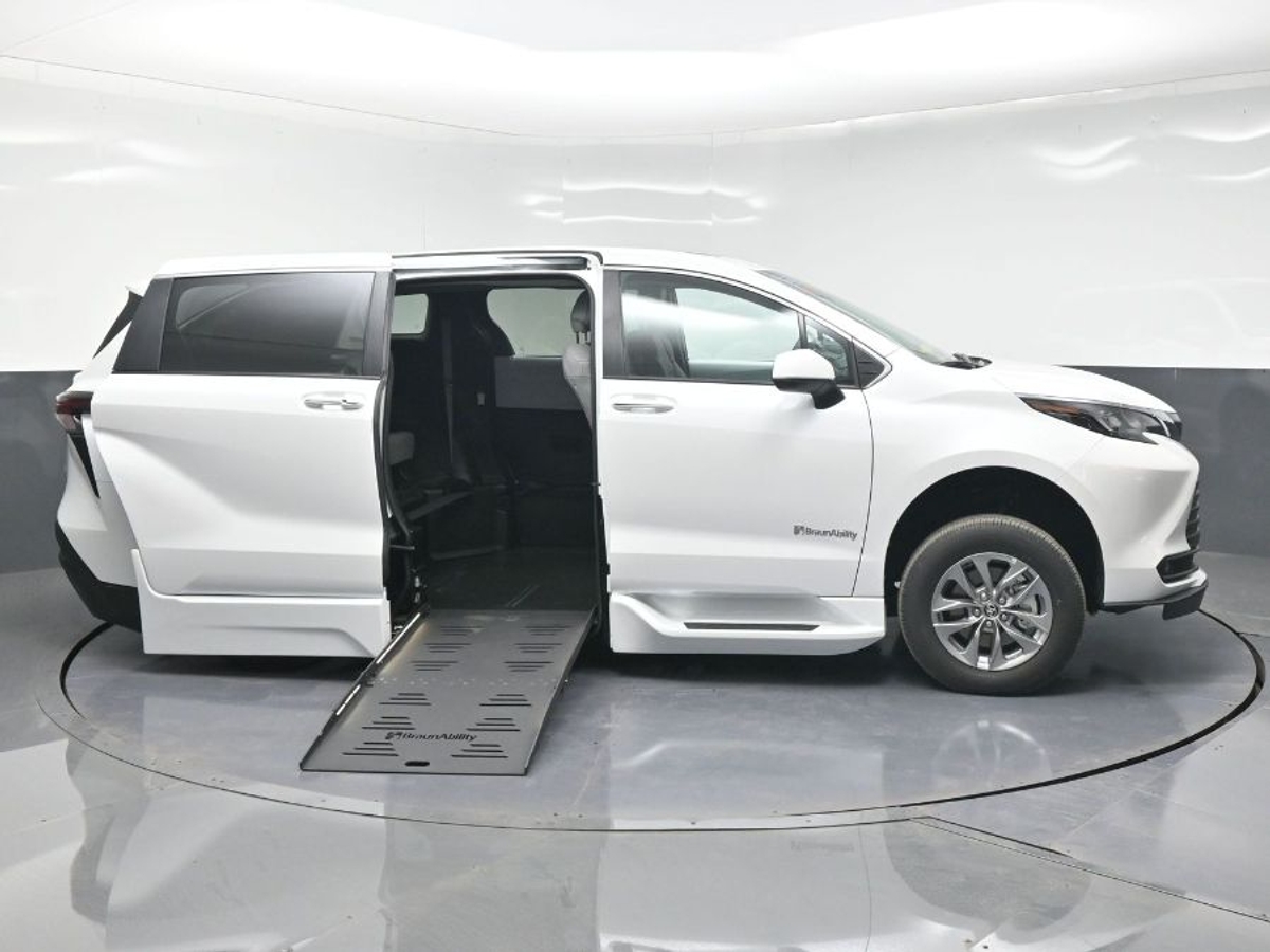 2025 TOYOTA SIENNA - Image 6