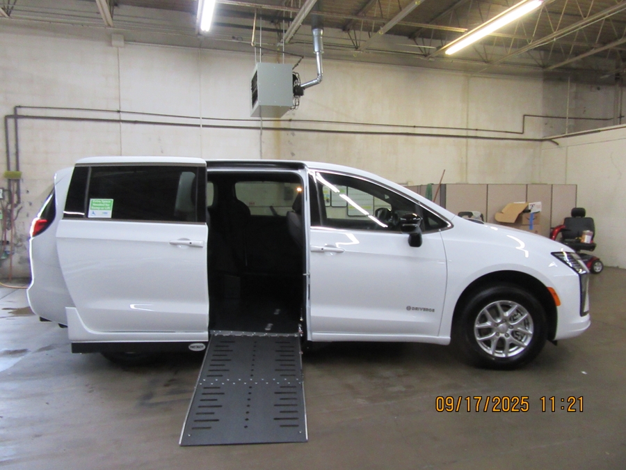 2027 Chrysler Pacifica Select - Photo 22