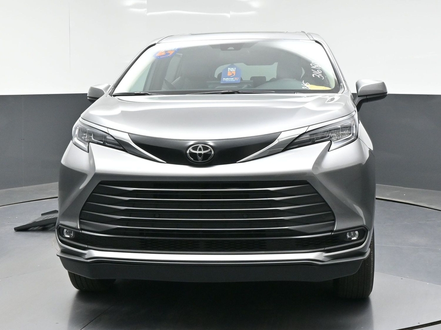 New 2026 Toyota Sienna Hybrid XLE Base - BraunAbility Side Entry Fold Out Automatic Ramp