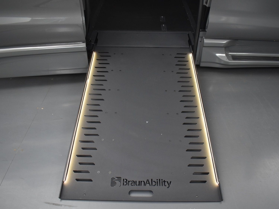 New 2025 Chrysler Pacifica Select Safety - BraunAbility Side Entry Entry In Floor Automatic Ramp