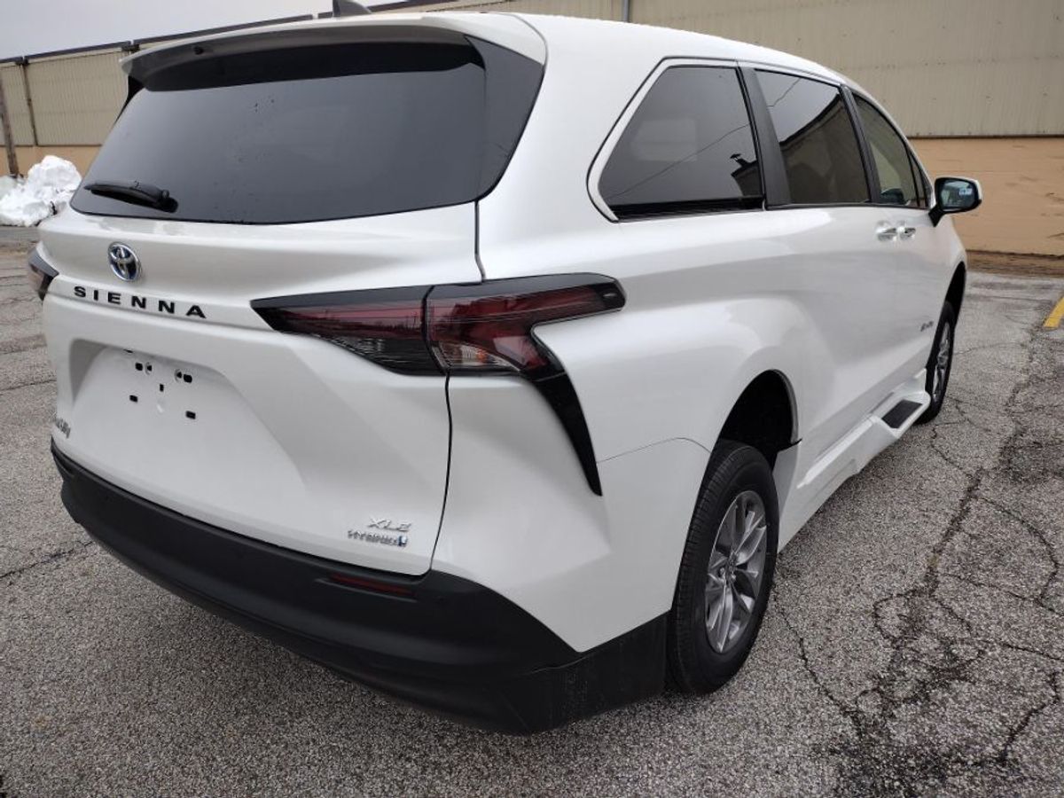 White Toyota Sienna image number 7