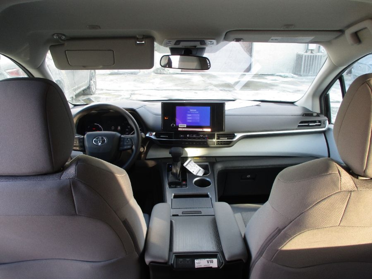 2025 TOYOTA SIENNA - Image 8