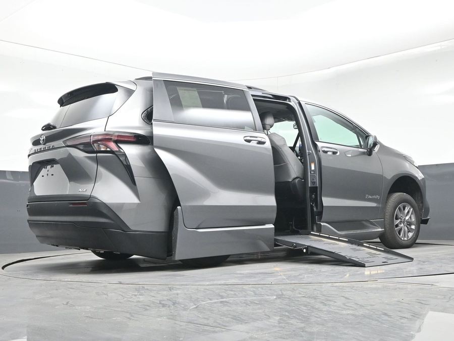 New 2026 Toyota Sienna Hybrid XLE Base - BraunAbility Side Entry Fold Out Automatic Ramp
