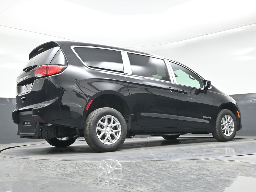 Black Chrysler Voyager image number 20