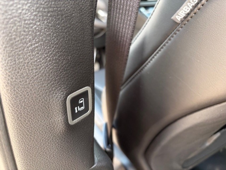 Black Chrysler Pacifica image number 7