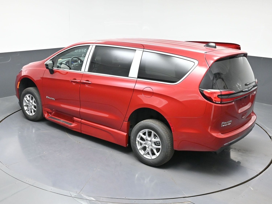 Red Chrysler Pacifica image number 27