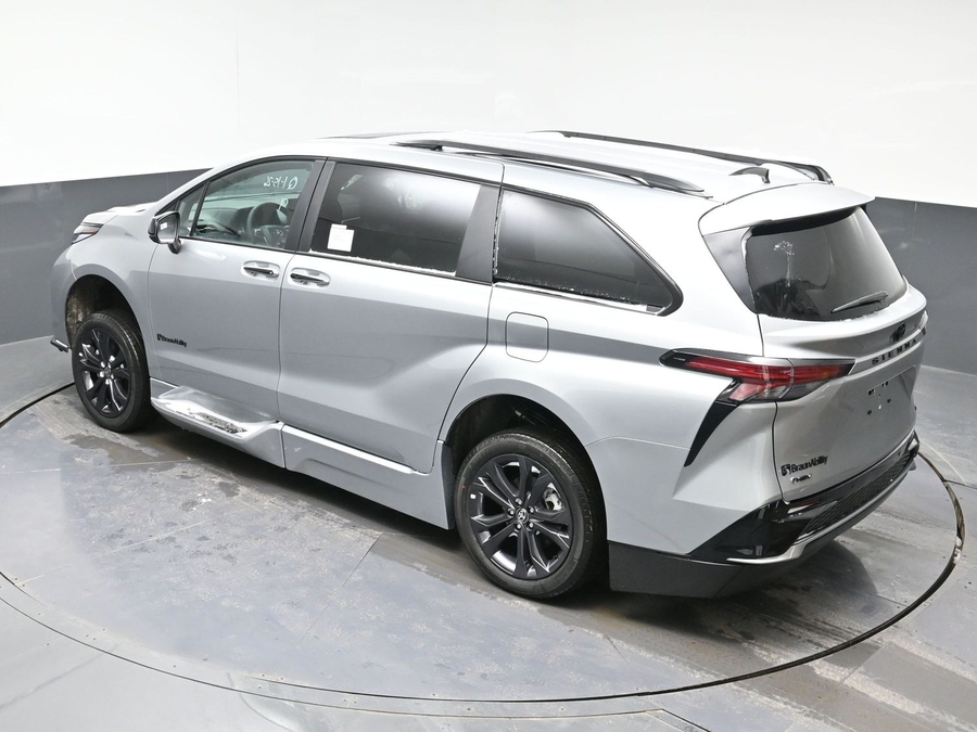 New 2025 Toyota Sienna Hybrid XSE Sport - BraunAbility Side Entry Entry In Floor Automatic Ramp