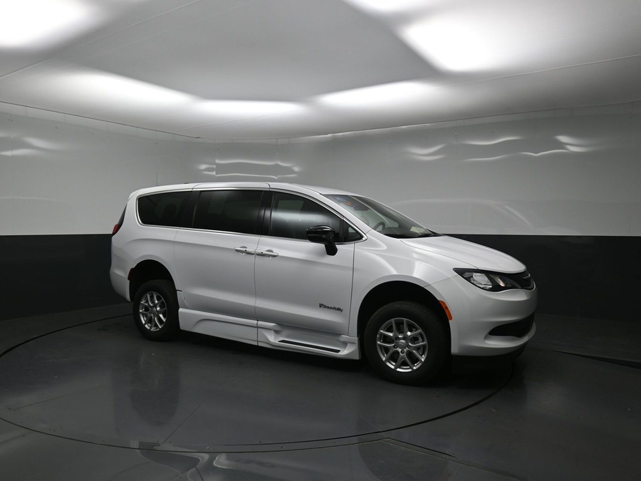 White Chrysler Voyager image number 15