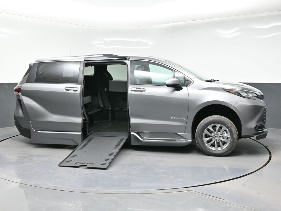 Grey Toyota Sienna image number 7