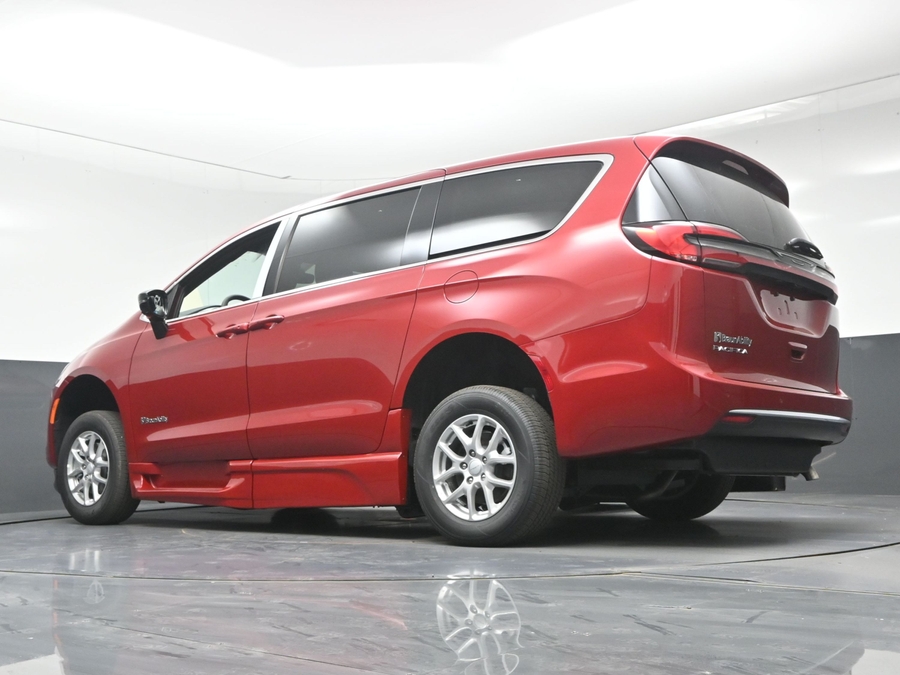 New 2027 Chrysler Pacifica Select Safety - BraunAbility Side Entry In Floor Automatic Ramp