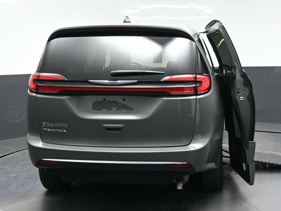 Used 2025 Chrysler Pacifica Select - BraunAbility Side Entry In Floor Automatic Ramp