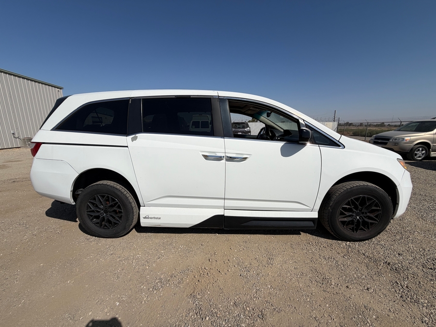  Honda Odyssey with Side Entry Automatic In Floor ramp