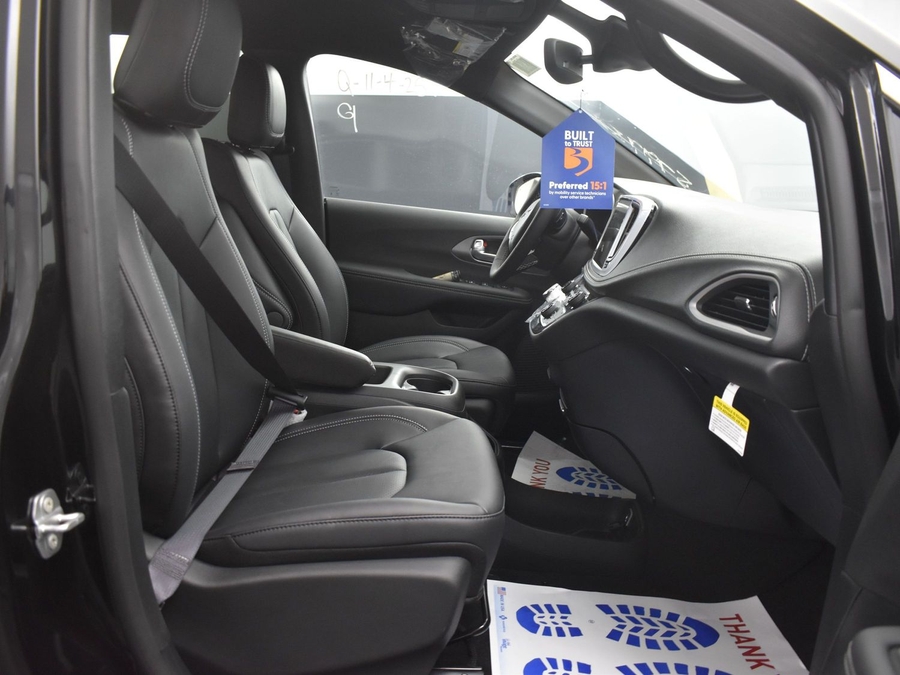 New 2025 Chrysler Pacifica Select Safety - BraunAbility Rear Entry Entry Fold Out Manual Ramp