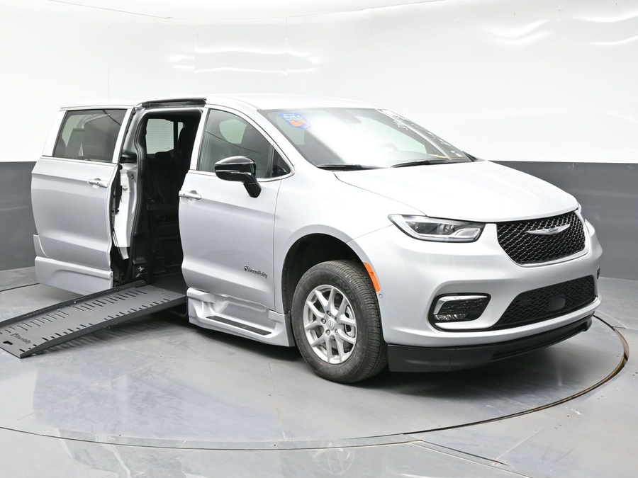 2026 Chrysler Pacifica Select's photo