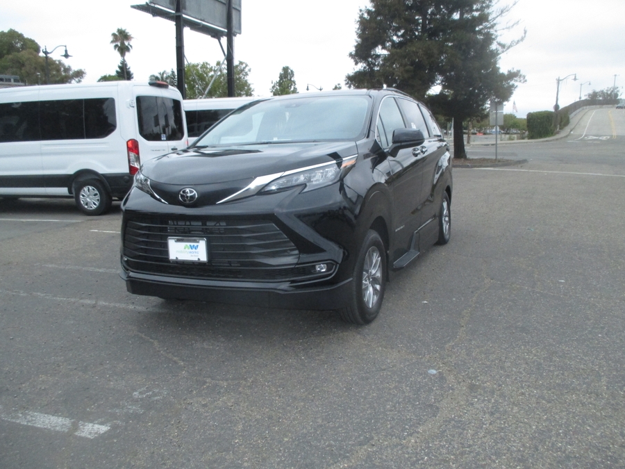 Black Toyota Sienna image number 1