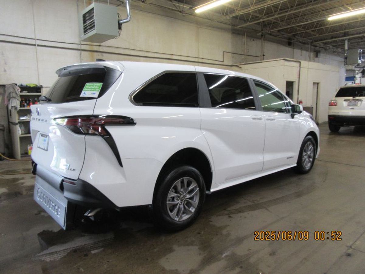 White Toyota Sienna image number 15