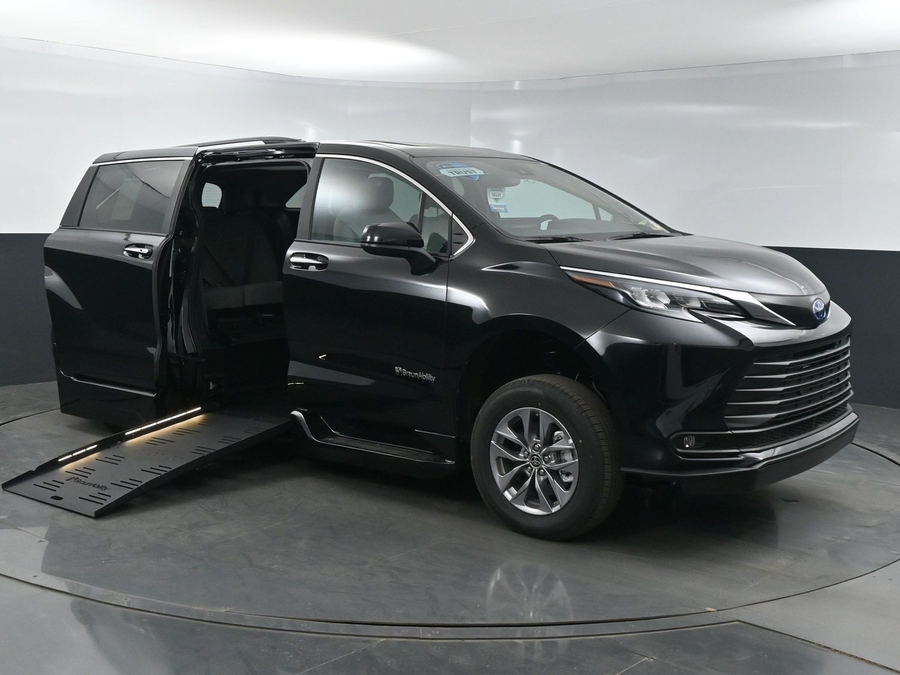 New 2025 Toyota Sienna Hybrid XLE Plus - BraunAbility Side Entry Entry Fold Out Automatic Ramp