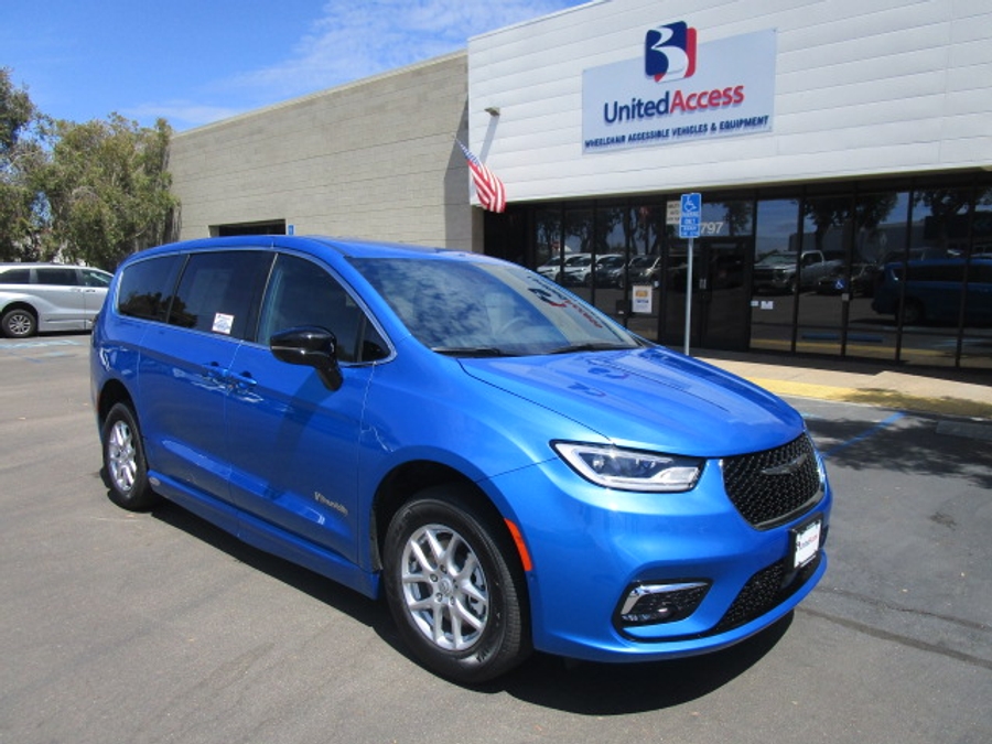 New 2026 Chrysler Pacifica Select Safety - BraunAbility Side Entry Entry Fold Out Automatic Ramp