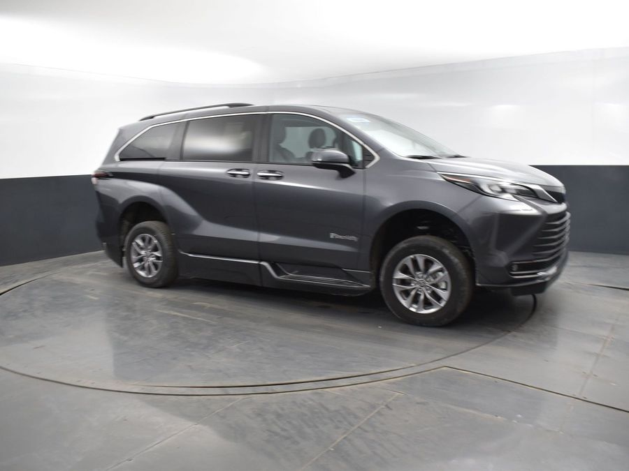 New 2025 Toyota Sienna Hybrid XLE Plus - BraunAbility Side Entry Entry In Floor Automatic Ramp