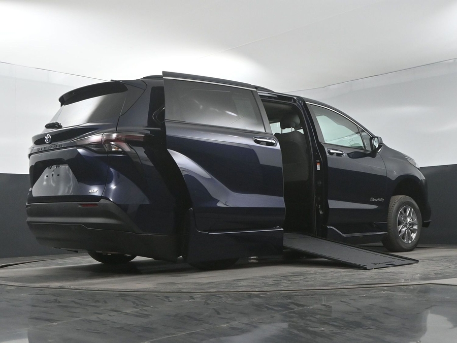 New 2025 Toyota Sienna Hybrid XLE Plus - BraunAbility Side Entry Entry In Floor Automatic Ramp