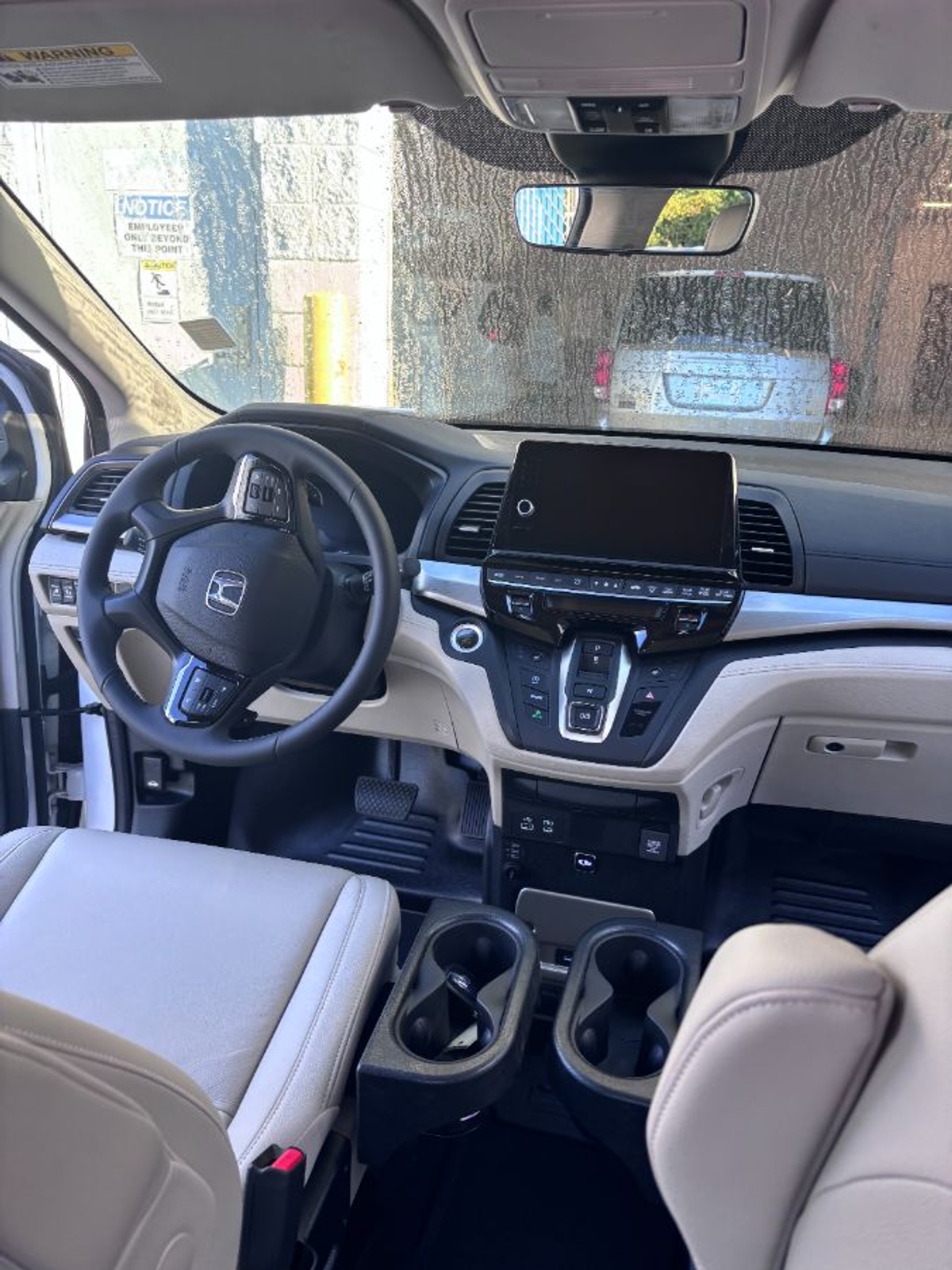 White Honda Odyssey image number 5