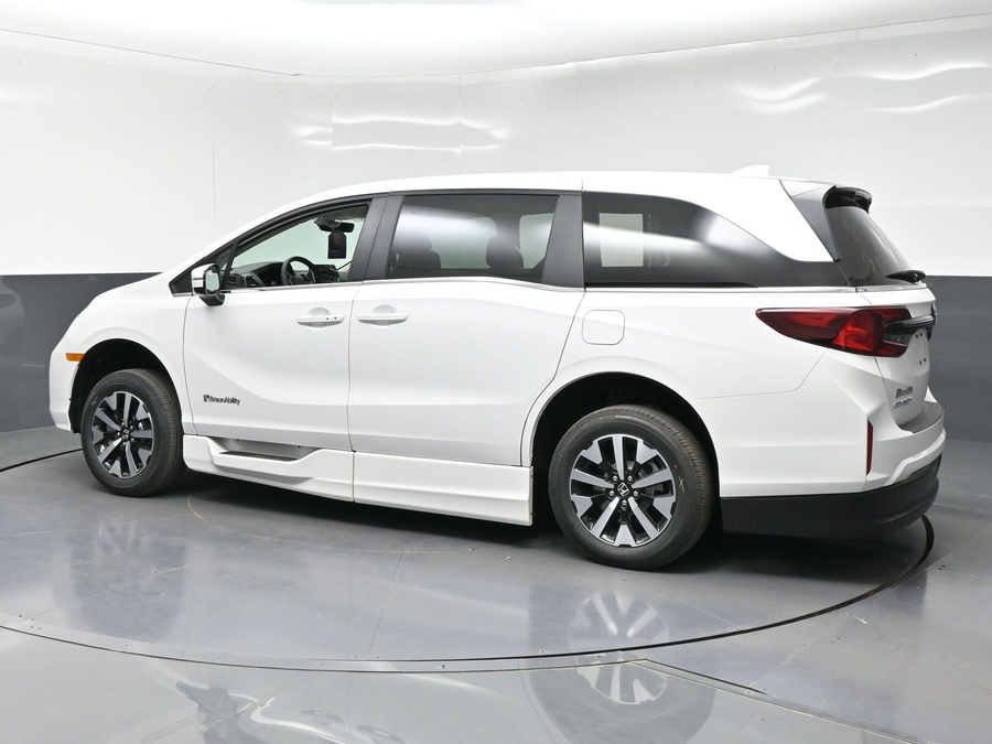 White Honda Odyssey image number 3