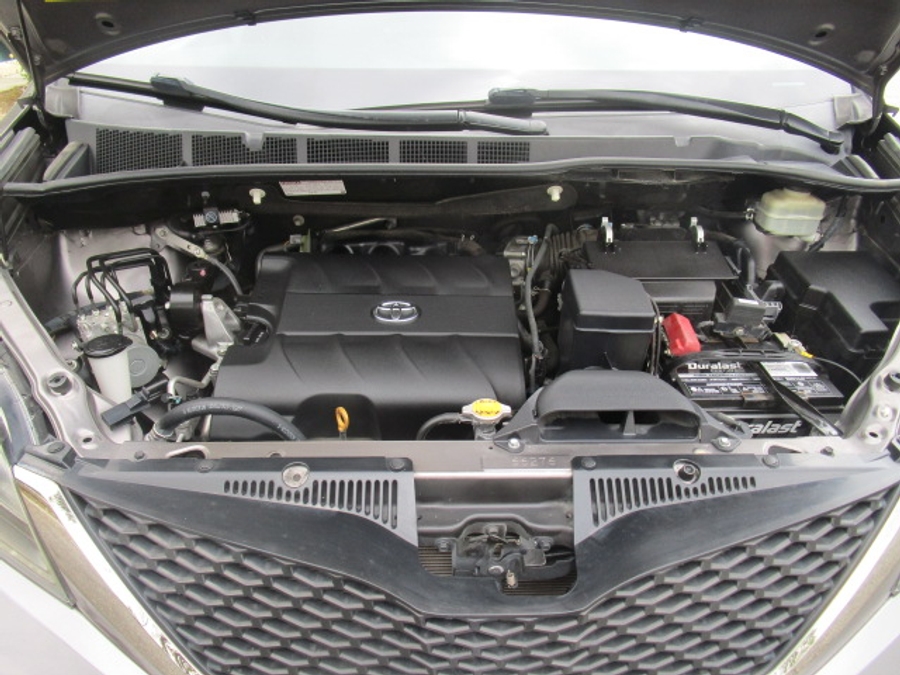 Used 2016 Toyota Sienna SE - BraunAbility Side Entry Entry Fold Out Automatic Ramp