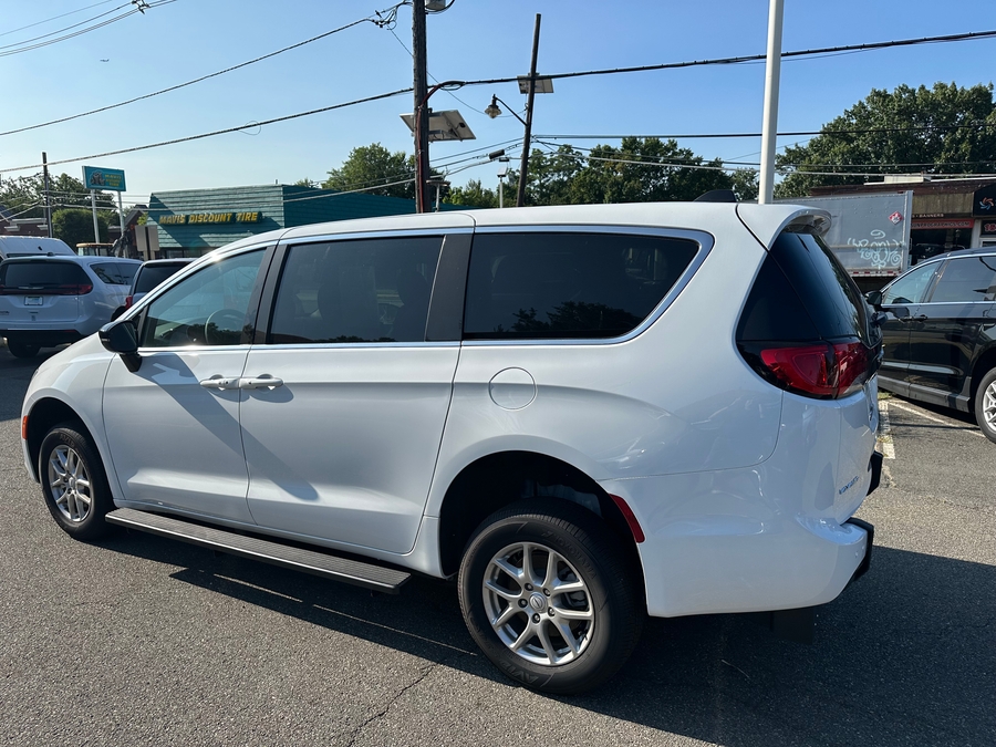 White Chrysler Voyager image number 8