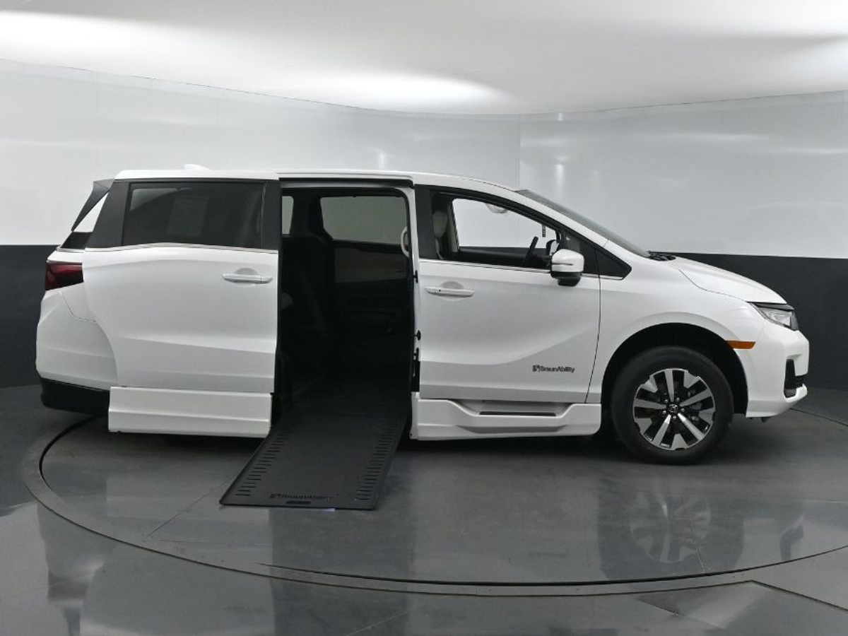 White Honda Odyssey with Side Entry Automatic In Floor ramp