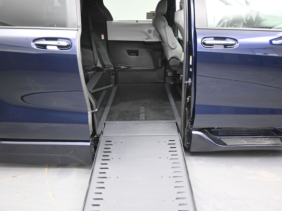 Blue Toyota Sienna image number 11