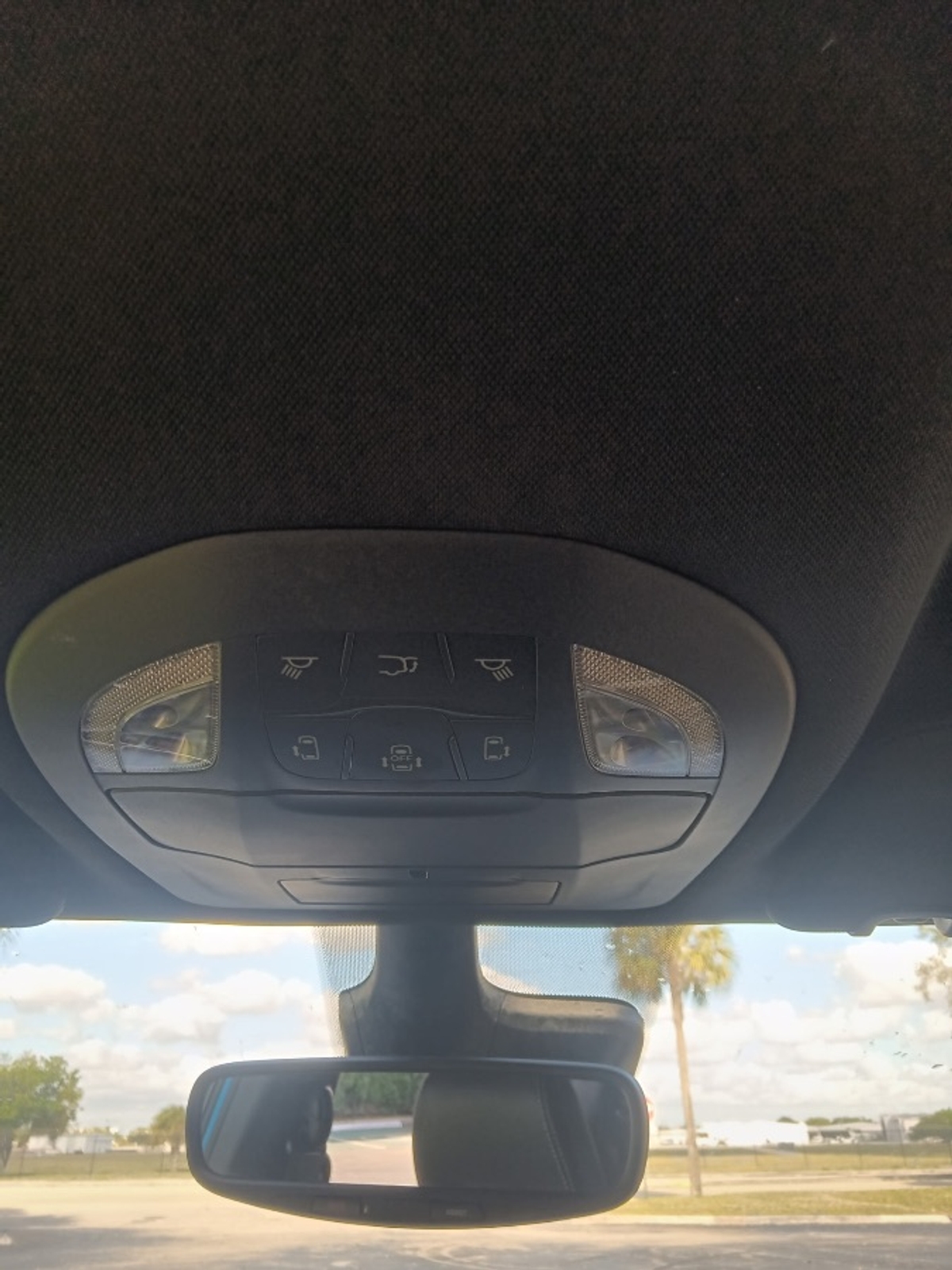 Blue Chrysler Pacifica image number 13