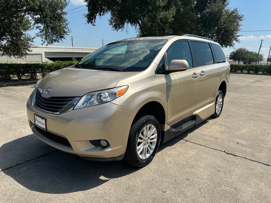 Used 2013 Toyota Sienna XLE Base - VMI Side Entry Entry In Floor Automatic Ramp