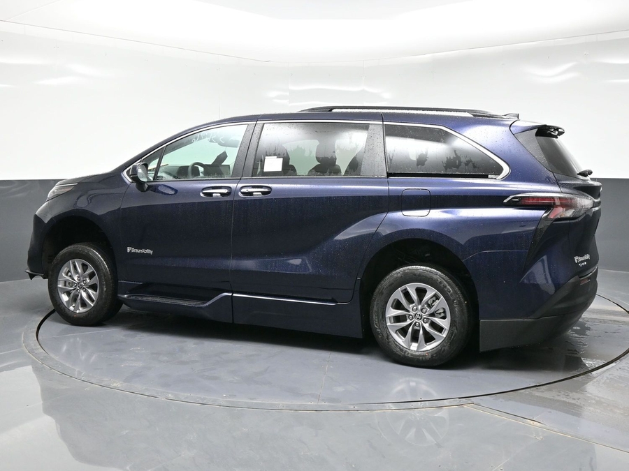 Blue Toyota Sienna image number 1