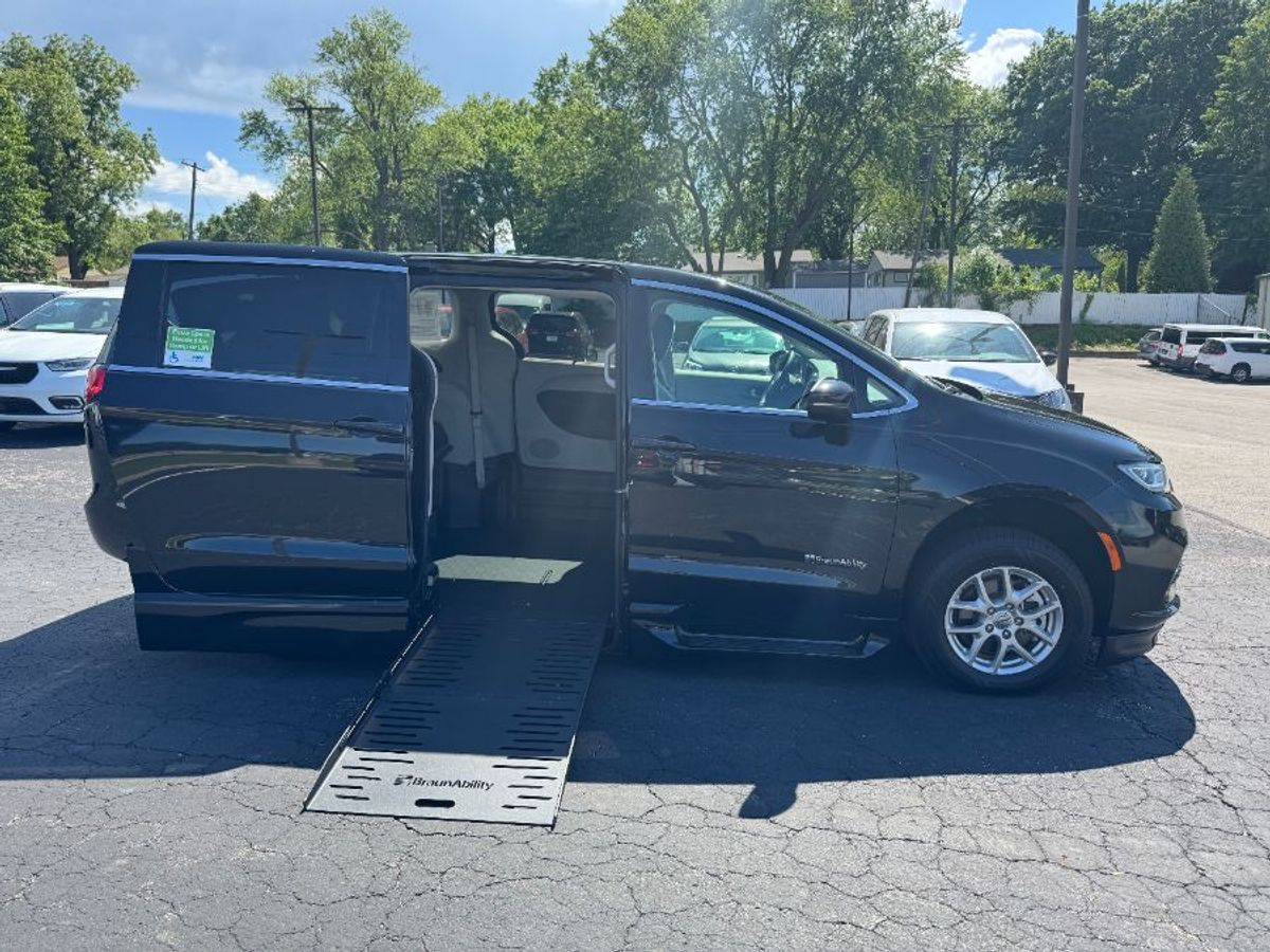 2023 CHRYSLER PACIFICA - Image 6