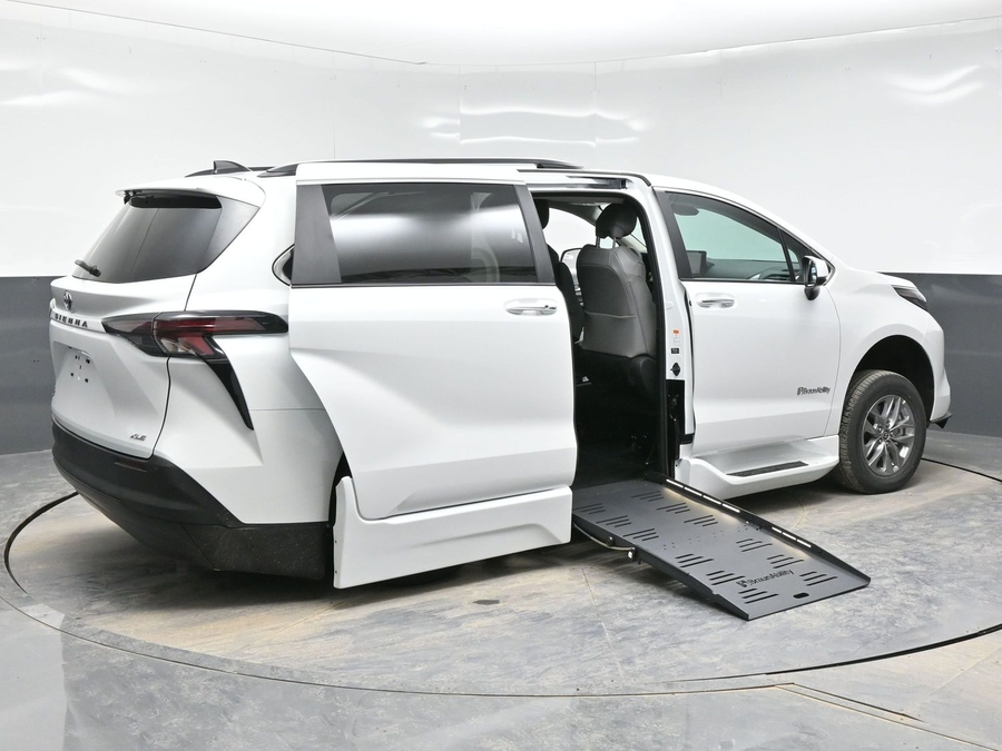 New 2026 Toyota Sienna Hybrid XLE Base - BraunAbility Side Entry Entry Fold Out Automatic Ramp