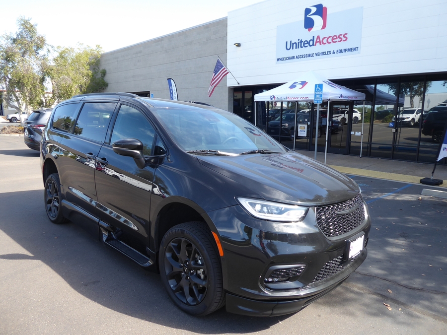 Used 2023 Chrysler Pacifica Touring L - BraunAbility Side Entry Fold Out Automatic Ramp