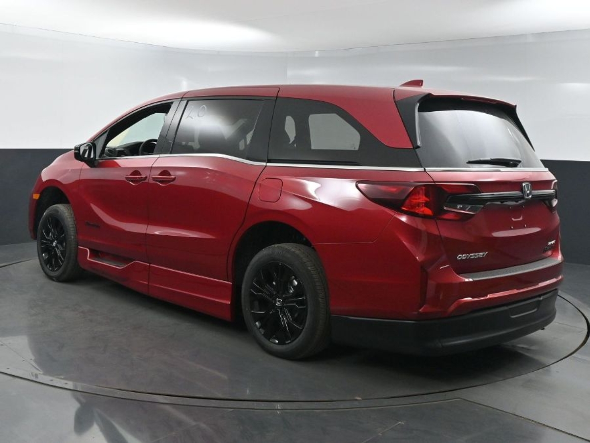 Red Honda Odyssey image number 5