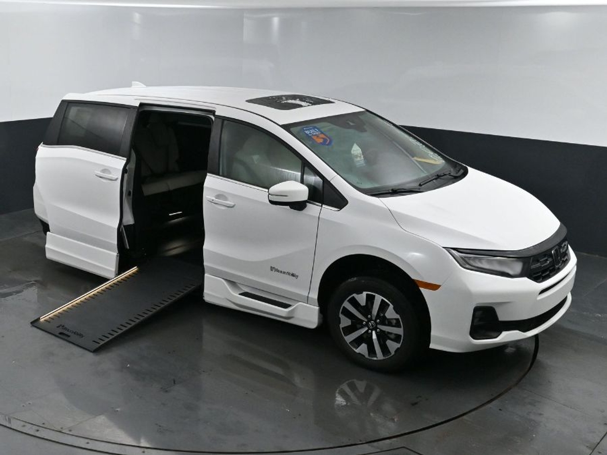 White Honda Odyssey image number 22