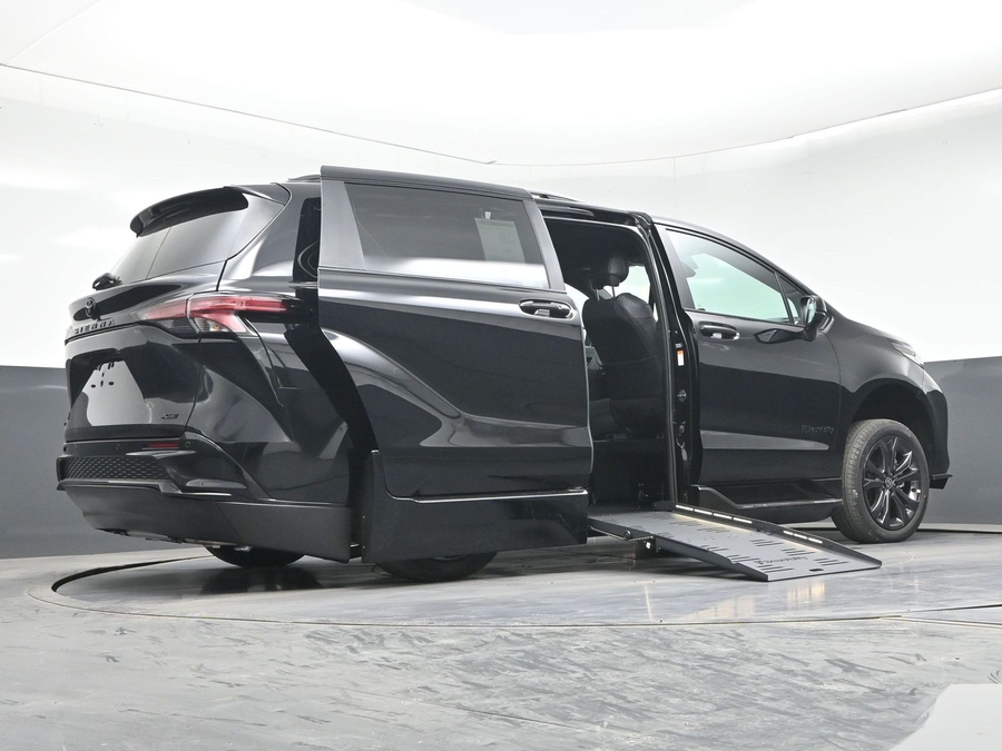 New 2026 Toyota Sienna Hybrid XSE Sport - BraunAbility Side Entry Fold Out Automatic Ramp
