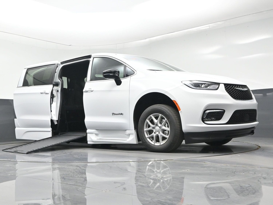 White Chrysler Pacifica image number 20