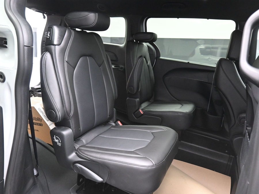 White Chrysler Voyager image number 10