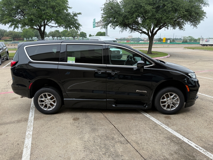 Black Chrysler Pacifica image number 17