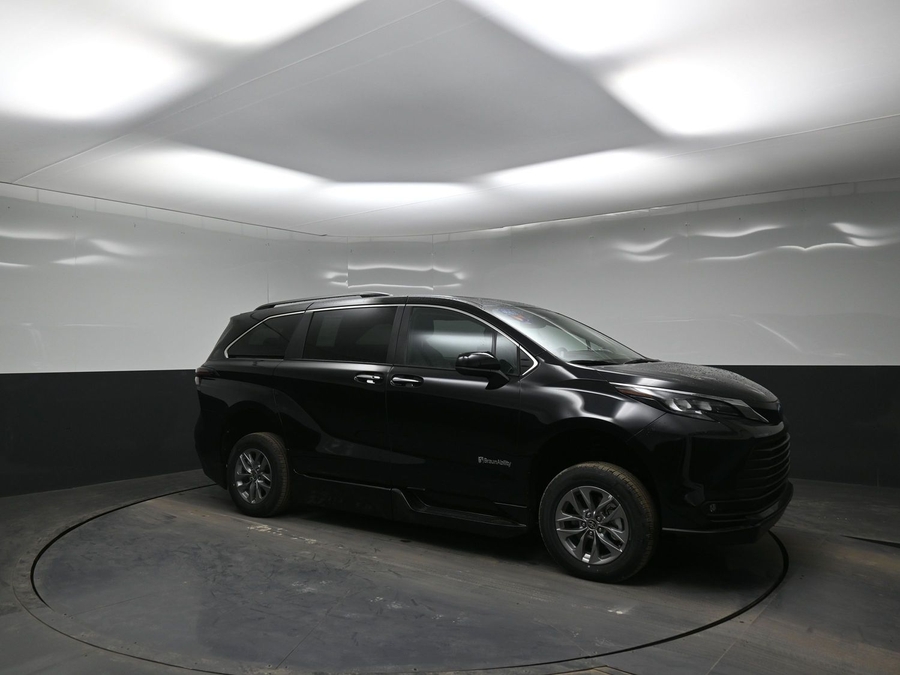 Black Toyota Sienna image number 17