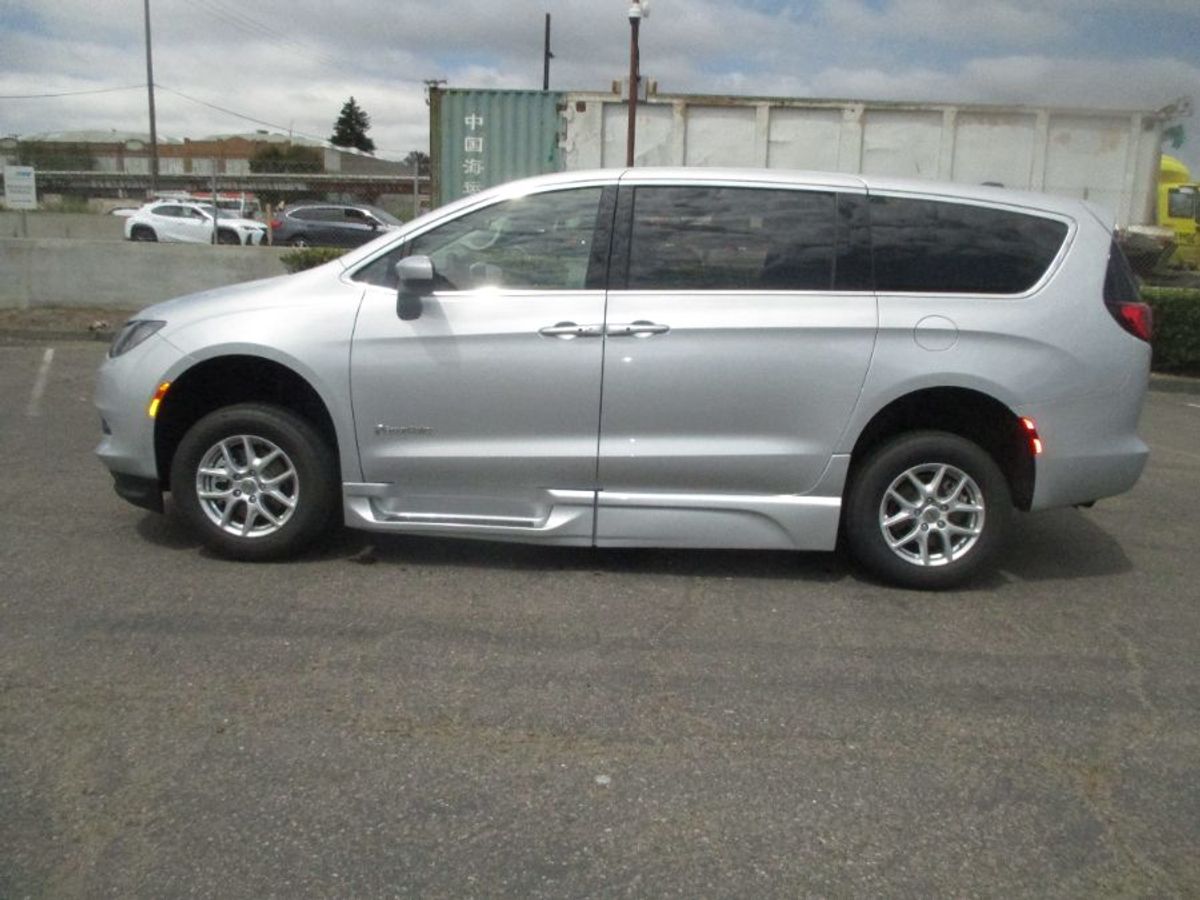 Silver Chrysler Voyager image number 1