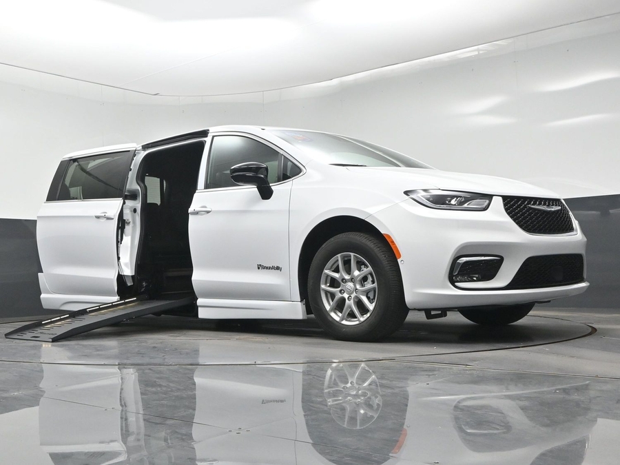 White Chrysler Pacifica image number 23