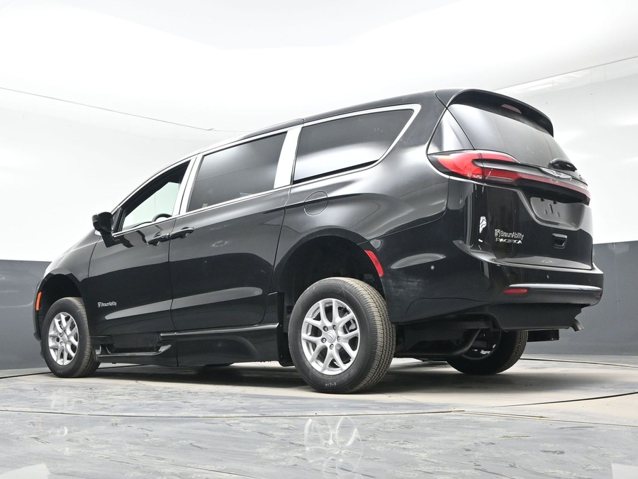 Black Chrysler Pacifica image number 20
