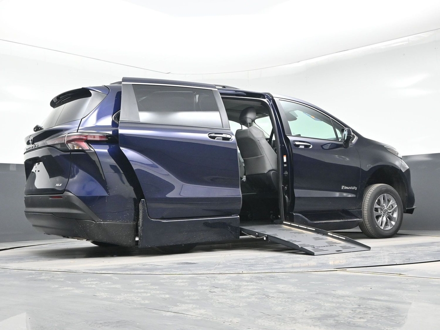 New 2026 Toyota Sienna Hybrid XLE Base - BraunAbility Side Entry Entry Fold Out Automatic Ramp