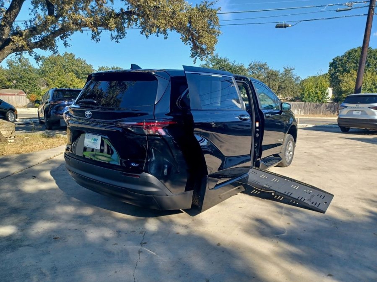 2025 TOYOTA SIENNA - Image 3