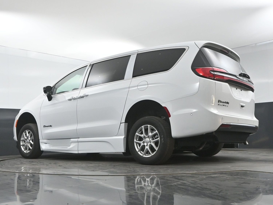 New 2025 Chrysler Pacifica Select Safety - BraunAbility Side Entry Entry In Floor Automatic Ramp